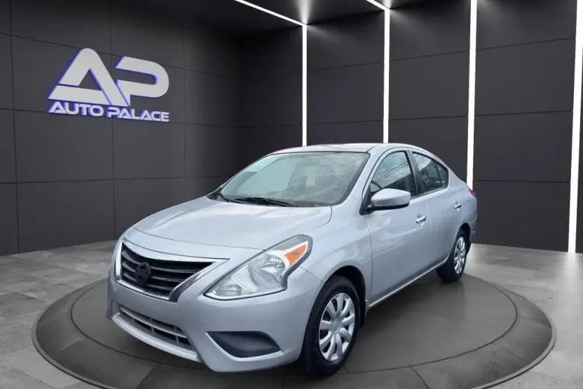 2016 Nissan Versa S photo 1