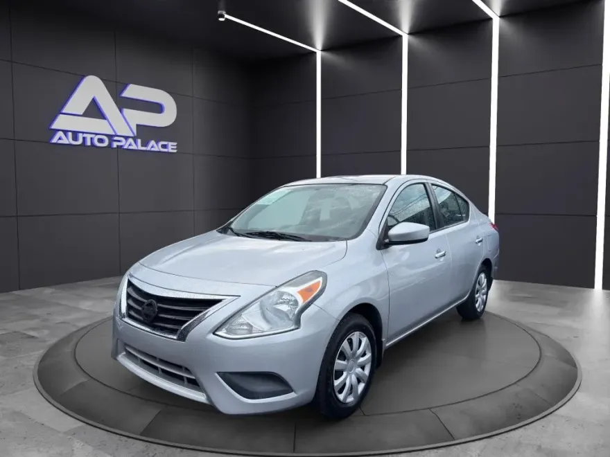 2016 Nissan Versa S photo 1
