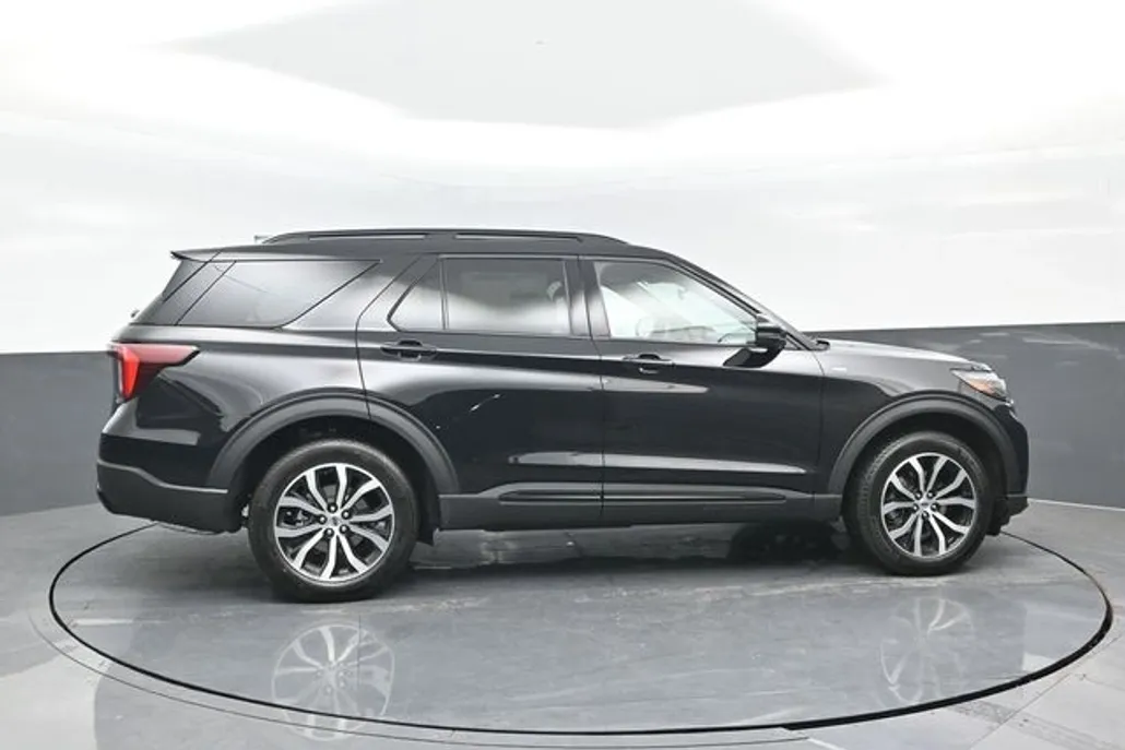 2025 Ford Explorer ST-Line photo 1