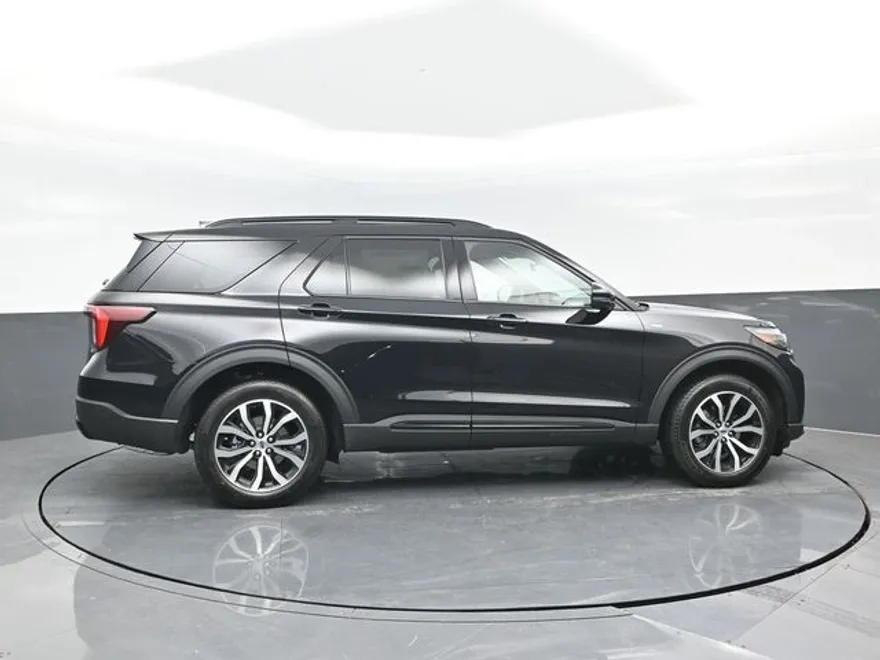 2025 Ford Explorer ST-Line photo 1