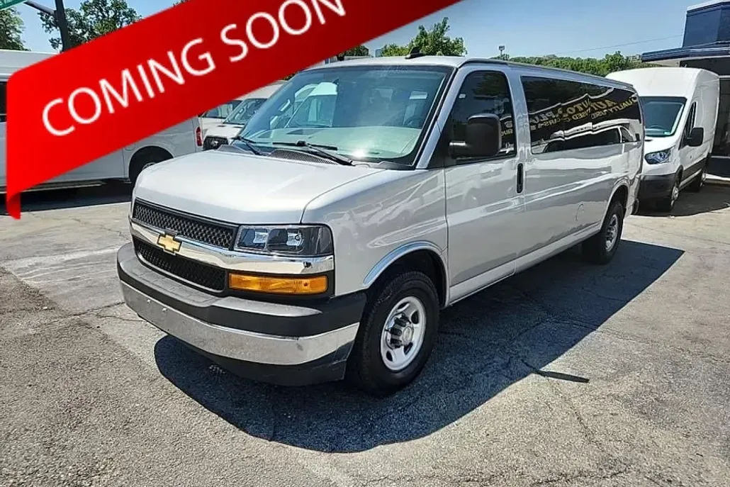 2018 Chevrolet Express Passenger LT photo 1