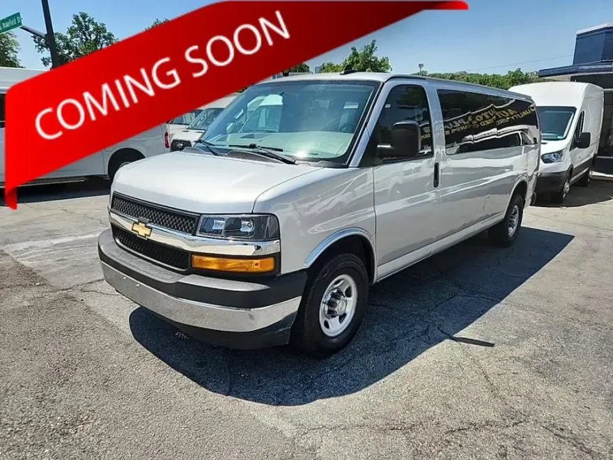 2018 Chevrolet Express Passenger LT photo 1