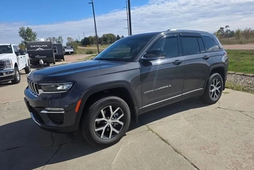 2023 Jeep Grand Cherokee Limited photo 1