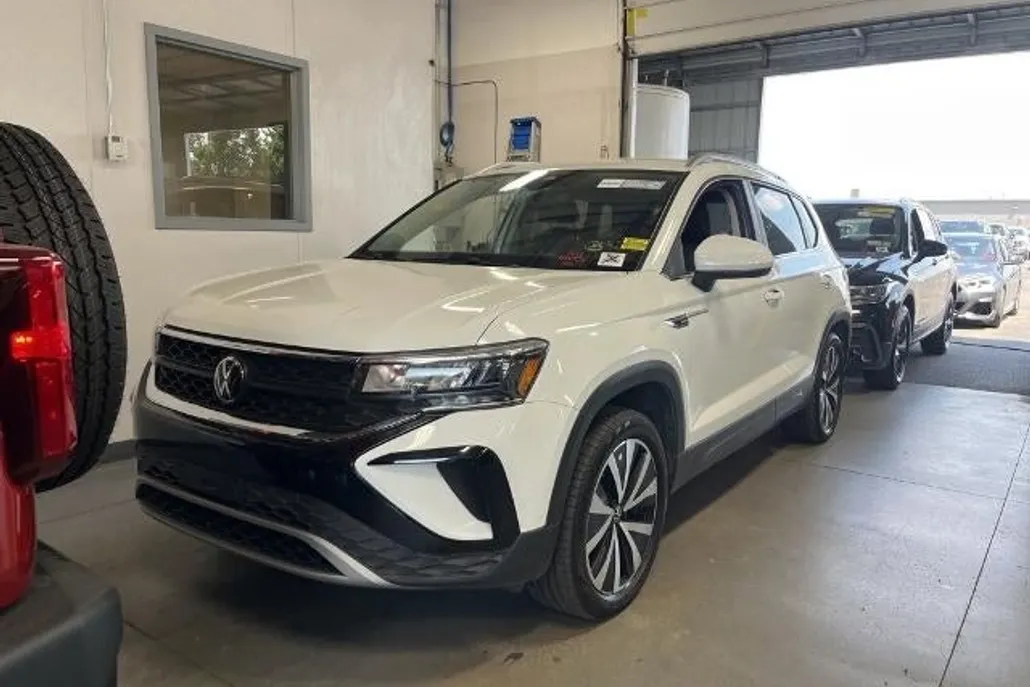 2023 Volkswagen Taos SE photo 1