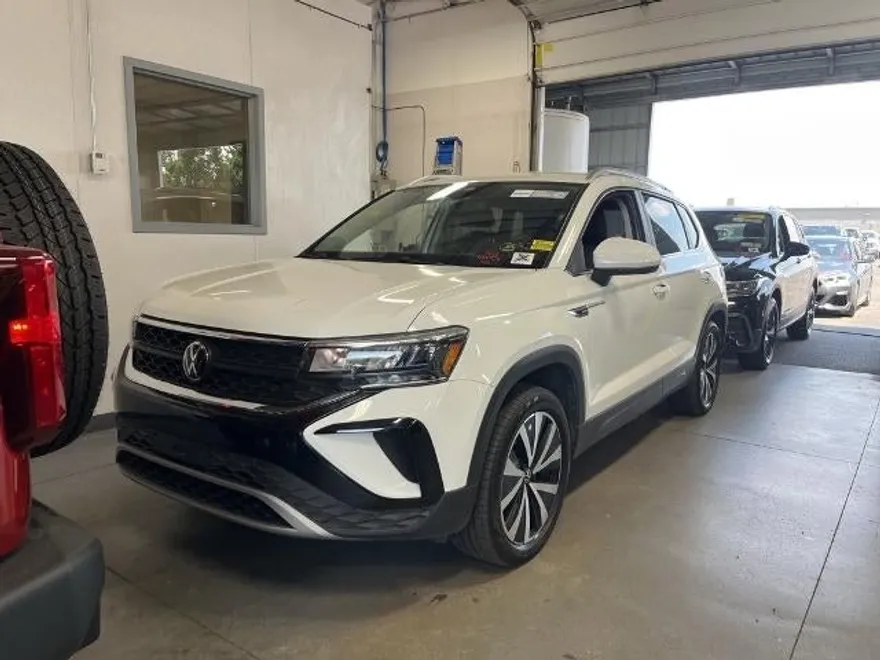 2023 Volkswagen Taos SE photo 1
