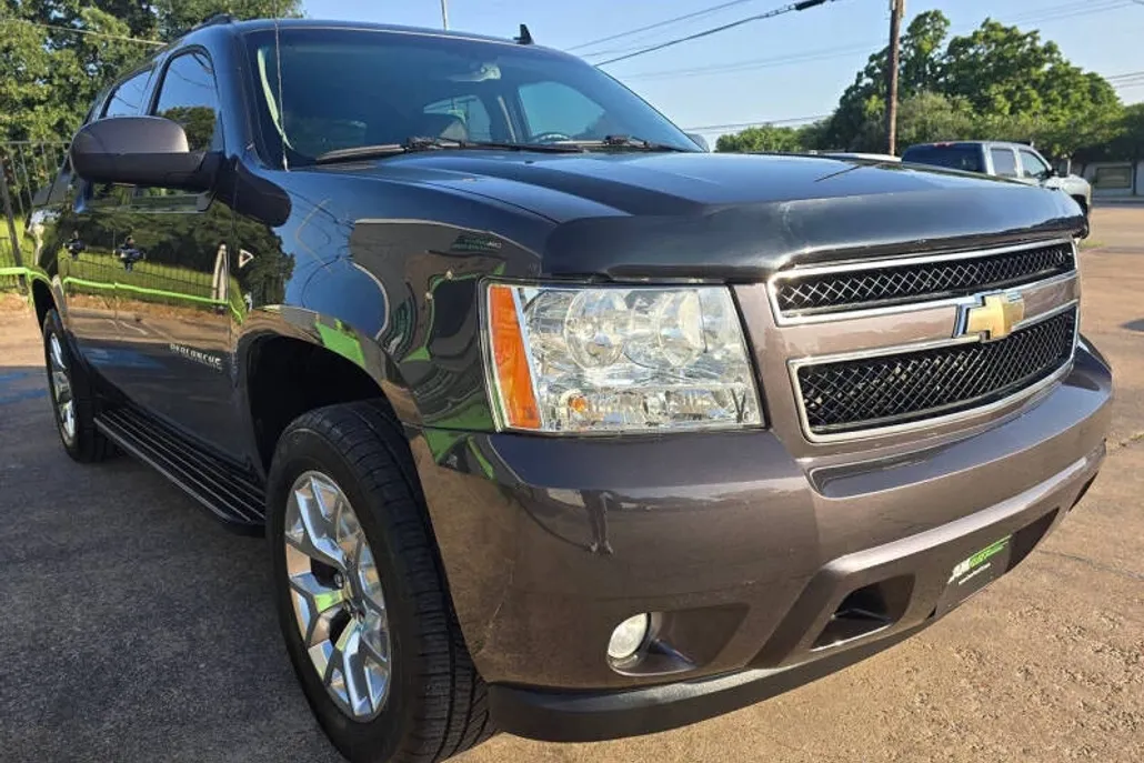2011 Chevrolet Avalanche LT photo 1