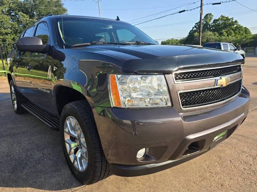 2011 Chevrolet Avalanche LT photo 1