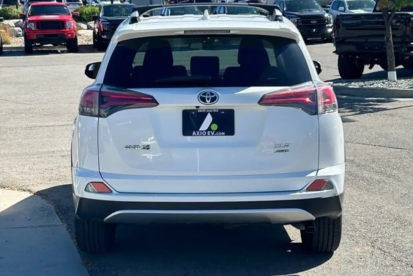 2016 Toyota RAV4 XLE photo 1