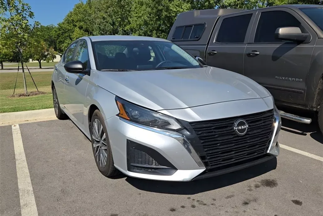 2024 Nissan Altima 2.5 SV photo 1