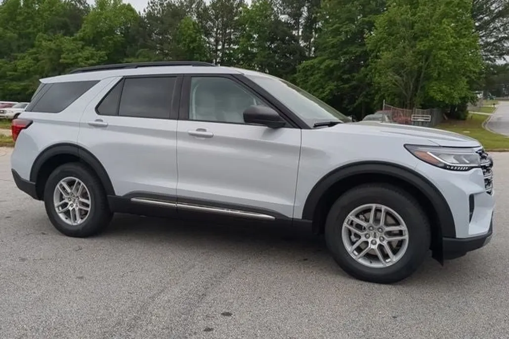 2025 Ford Explorer photo 1