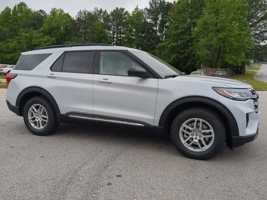 2025 Ford Explorer photo 1