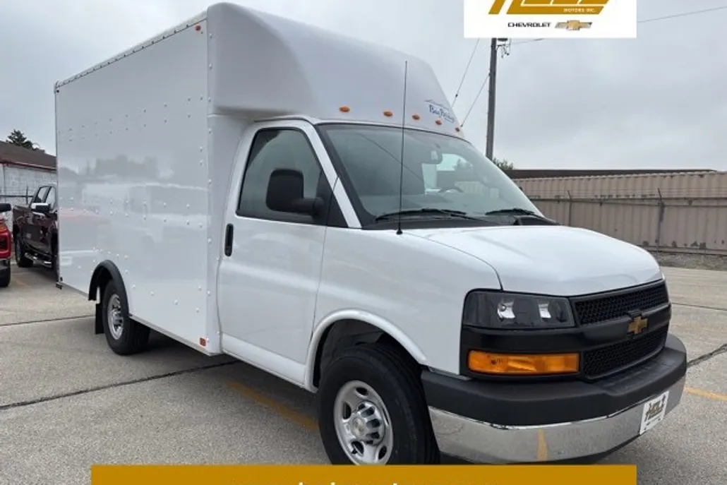 2024 Chevrolet Express Cutaway 3500 photo 1