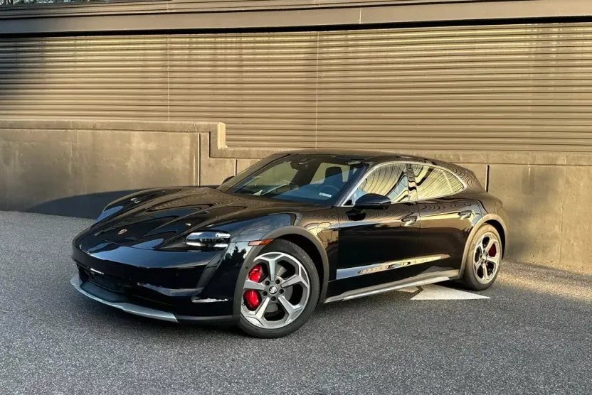 2023 Porsche Taycan Cross Turismo 4S photo 1