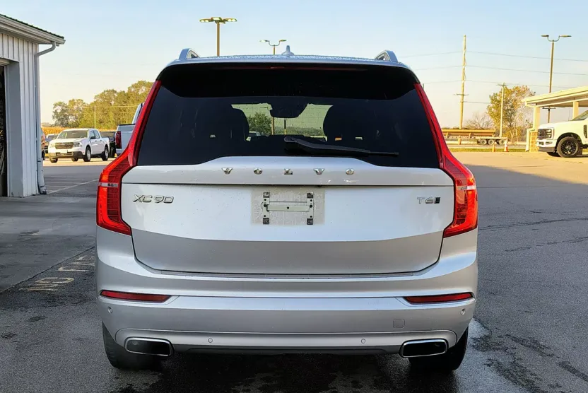 2018 Volvo XC90 T6 AWD Momentum photo 1