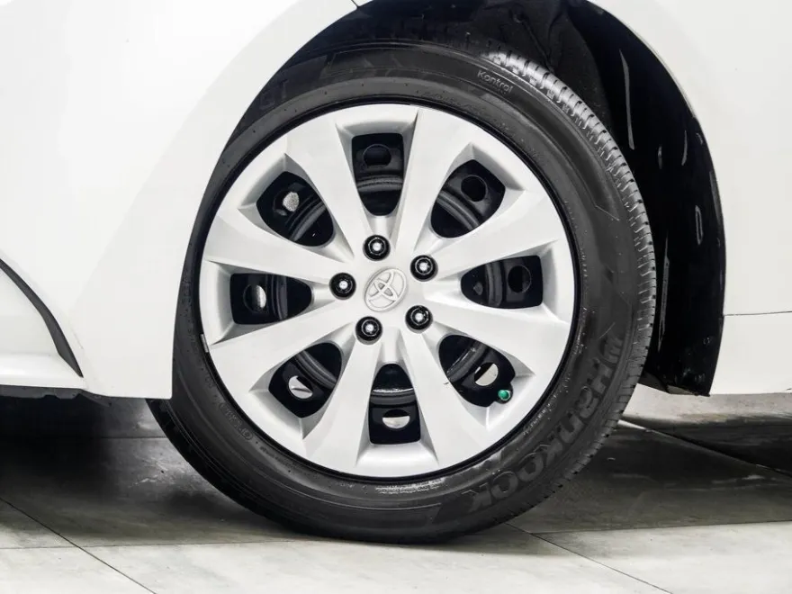 2022 Toyota Corolla LE photo 1