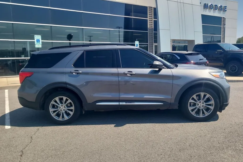 2022 Ford Explorer XLT photo 1