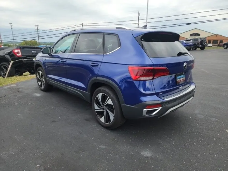 2024 Volkswagen Taos SE photo 1