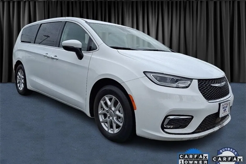2023 Chrysler Pacifica Touring L photo 1