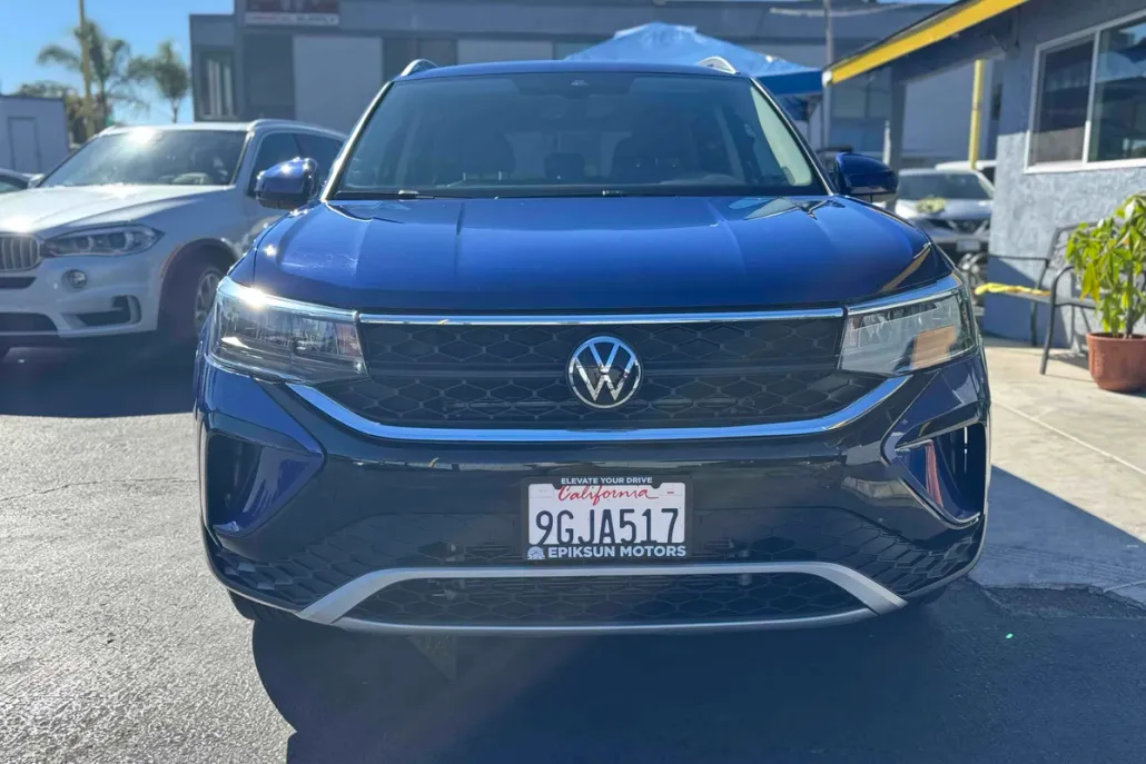 2023 Volkswagen Taos SE photo 1