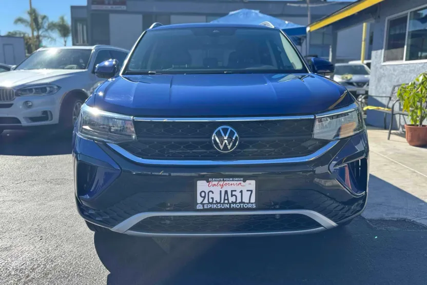 2023 Volkswagen Taos SE photo 1