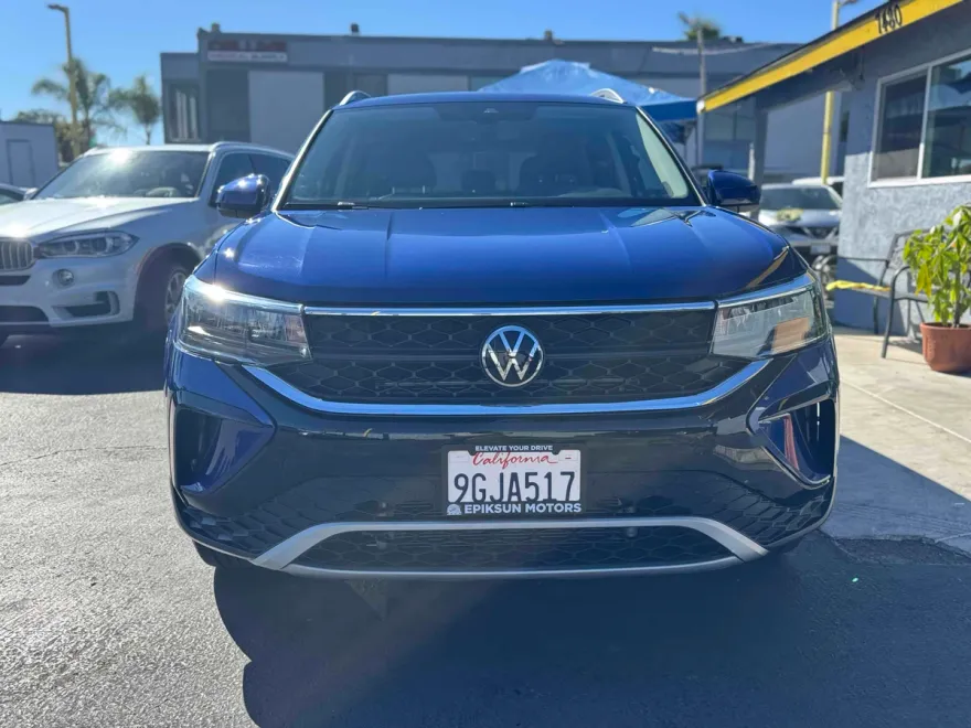2023 Volkswagen Taos SE photo 1