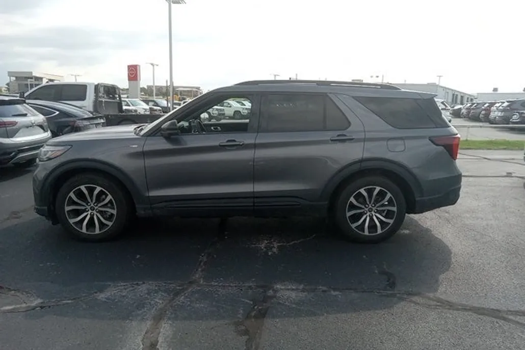 2025 Ford Explorer ST-Line photo 1
