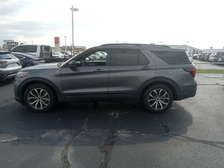 2025 Ford Explorer ST-Line photo 1