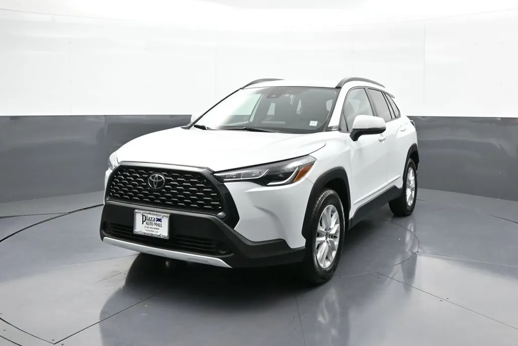 2022 Toyota Corolla Cross LE photo 1