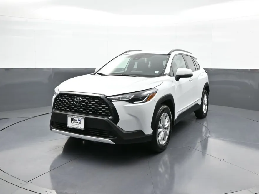 2022 Toyota Corolla Cross LE photo 1