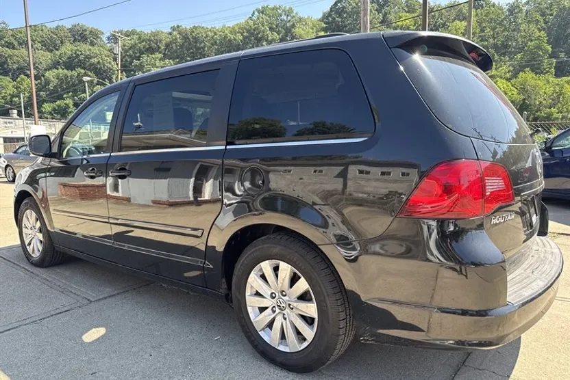 2012 Volkswagen Routan SEL photo 1
