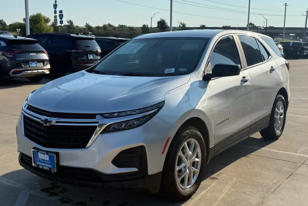 2022 Chevrolet Equinox LS photo 1