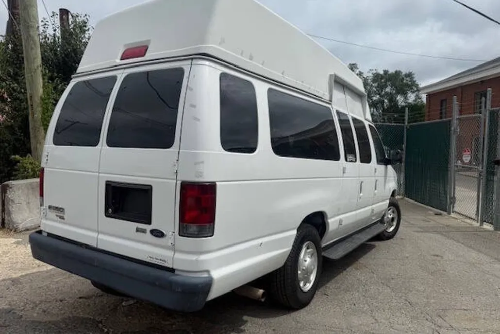 2011 Ford E-350 photo 1