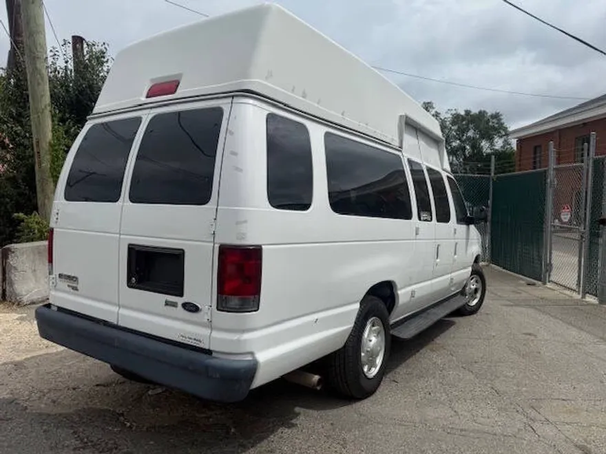2011 Ford E-350 photo 1
