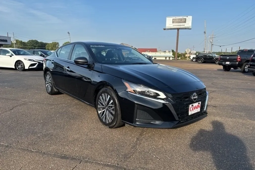 2024 Nissan Altima 2.5 SV photo 1