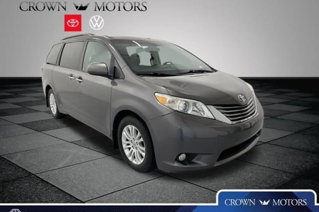 2016 Toyota Sienna XLE photo 1