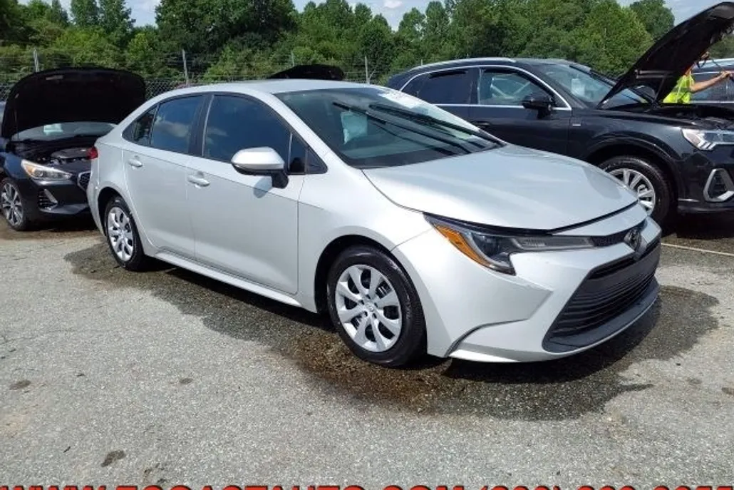 2023 Toyota Corolla LE photo 1