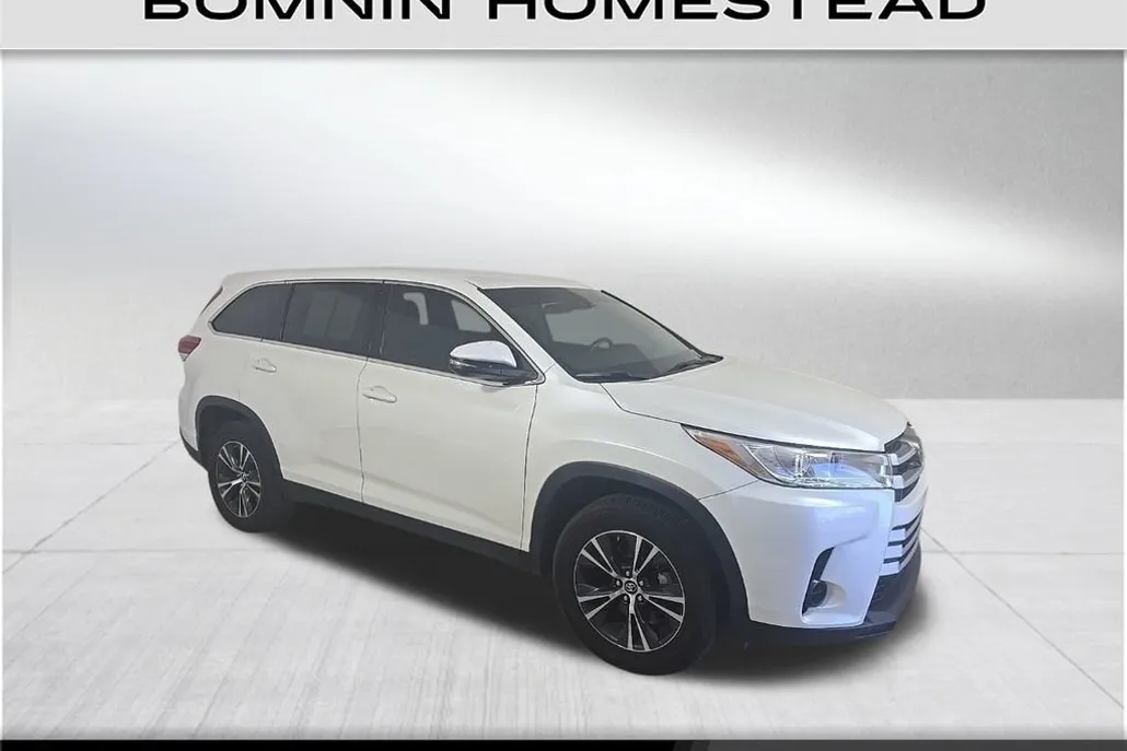 2019 Toyota Highlander LE photo 1