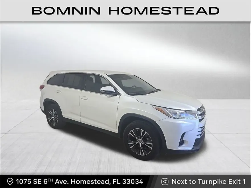 2019 Toyota Highlander LE photo 1