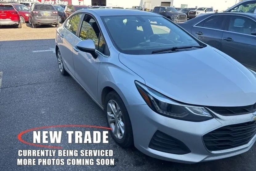 2019 Chevrolet Cruze LT photo 1