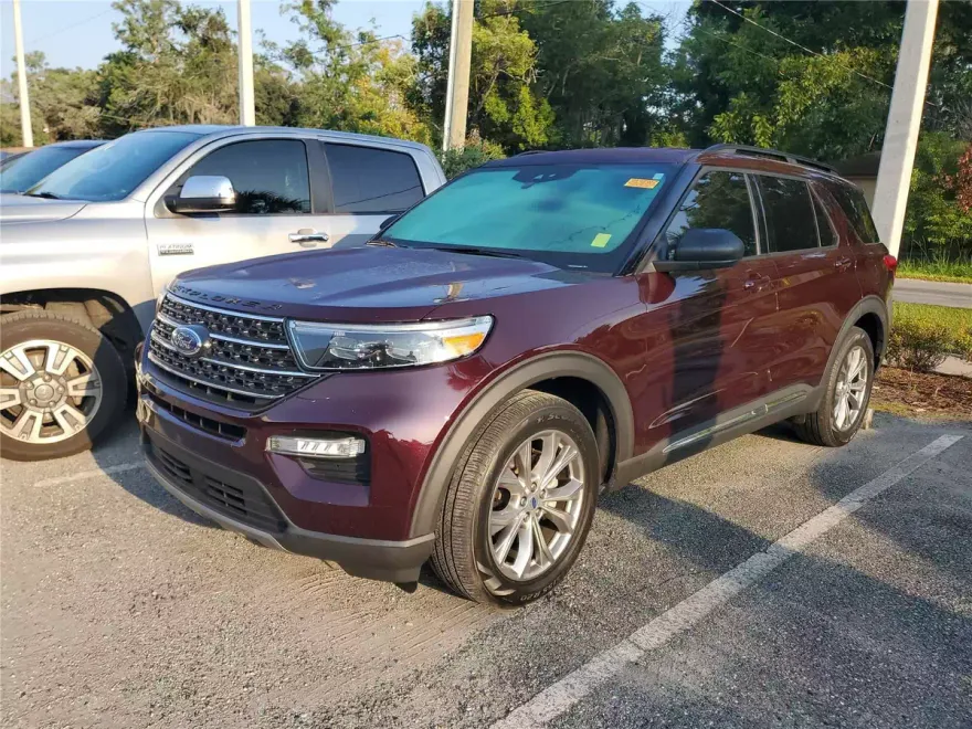 2023 Ford Explorer XLT photo 1