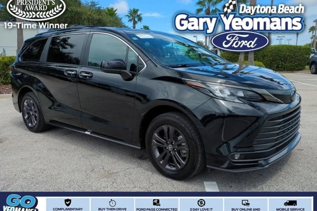 2024 Toyota Sienna Woodland Edition photo 1
