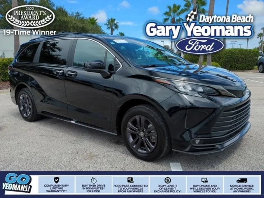 2024 Toyota Sienna Woodland Edition photo 1
