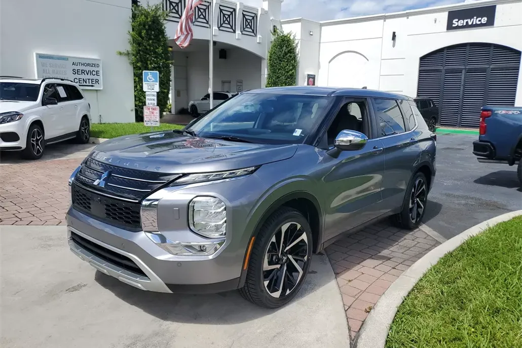 2022 Mitsubishi Outlander SE photo 1