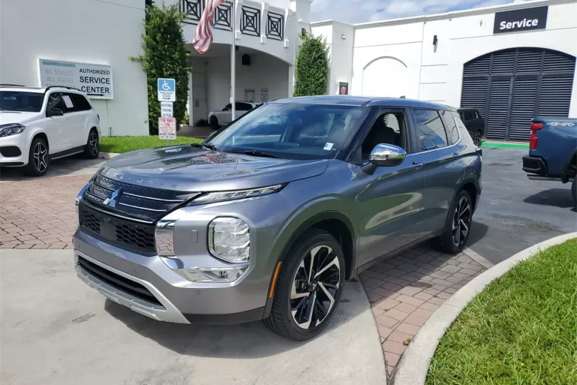 2022 Mitsubishi Outlander SE photo 1