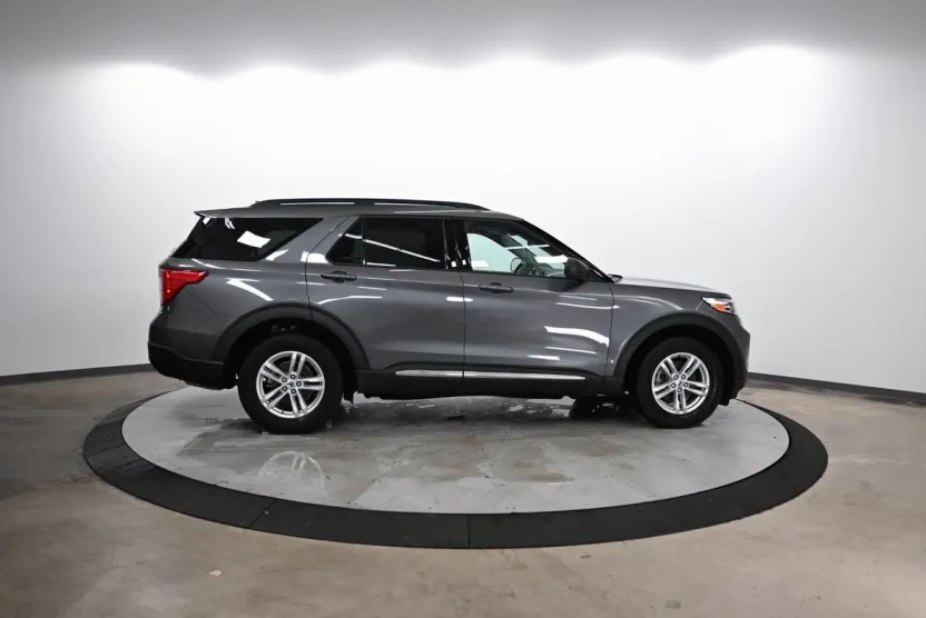 2022 Ford Explorer XLT photo 1
