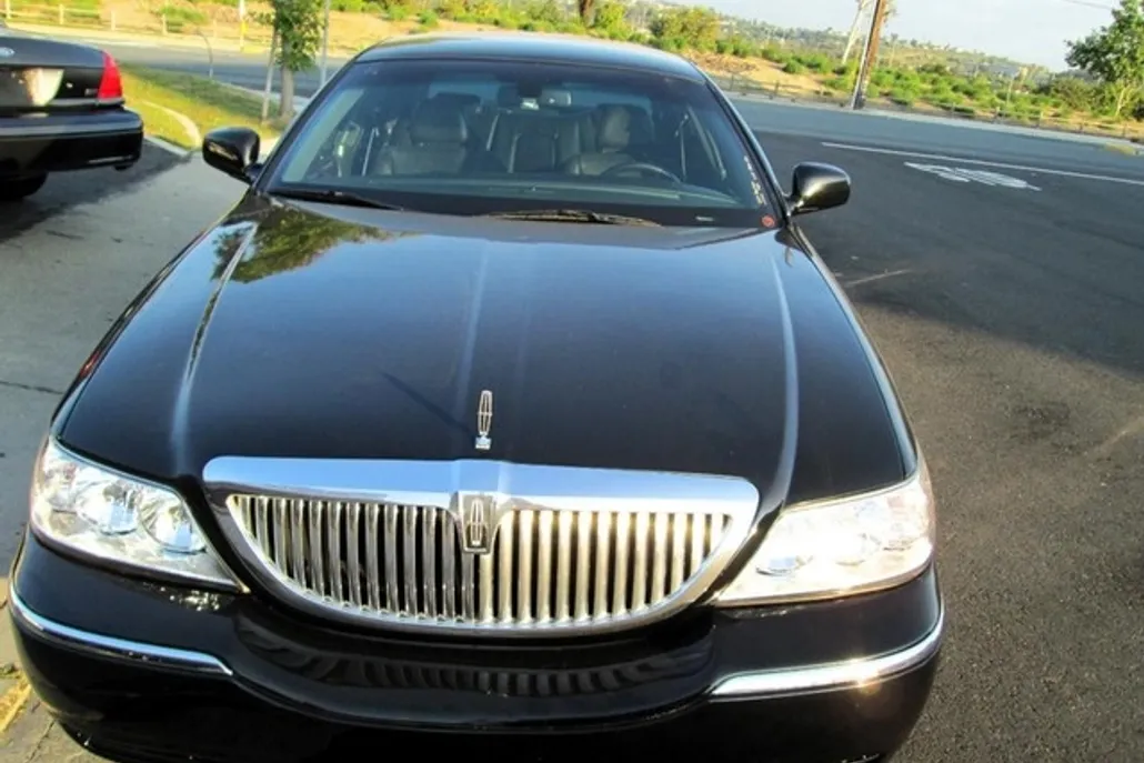 2011 Lincoln Town Car Executive photo 1