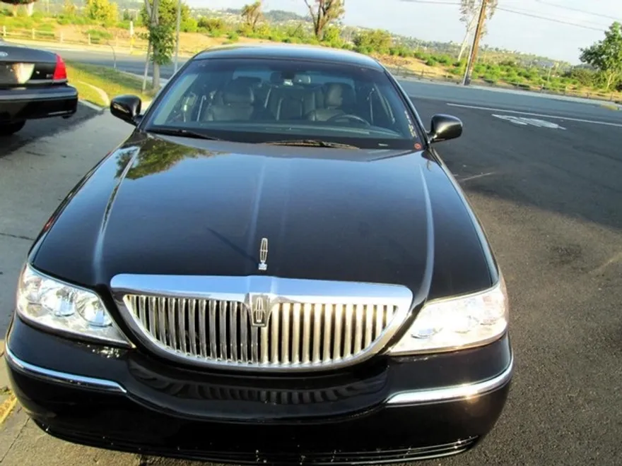 2011 Lincoln Town Car Executive photo 1