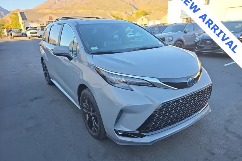 2024 Toyota Sienna Woodland Edition photo 1