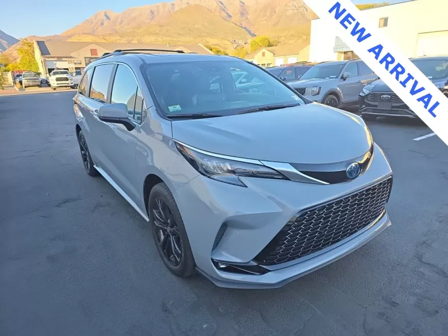 2024 Toyota Sienna Woodland Edition photo 1