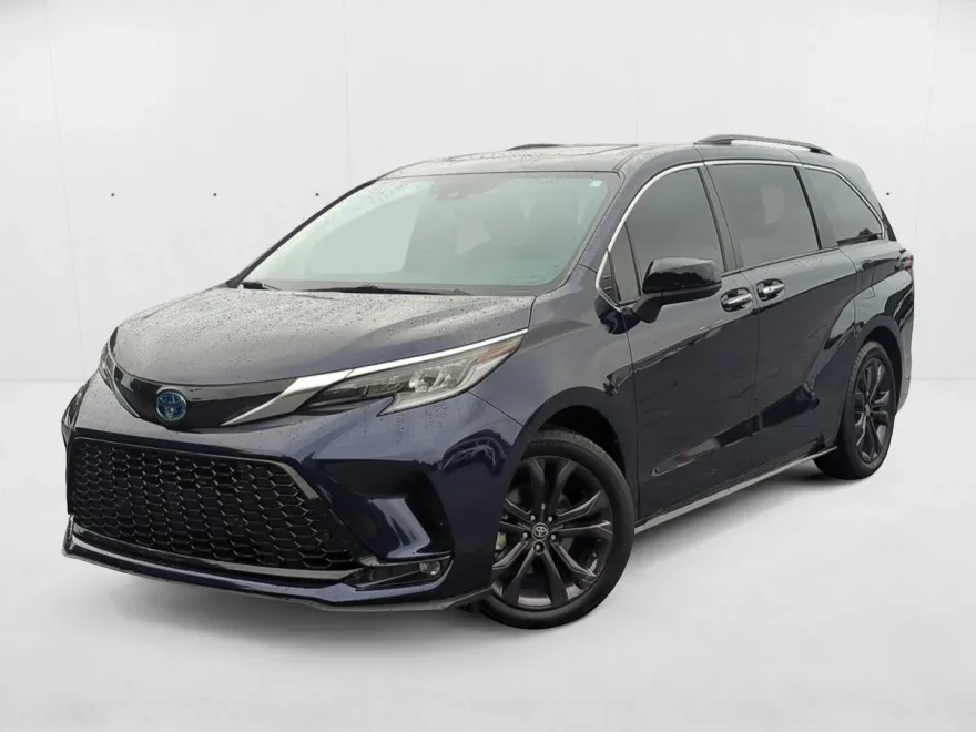 2022 Toyota Sienna XSE photo 1